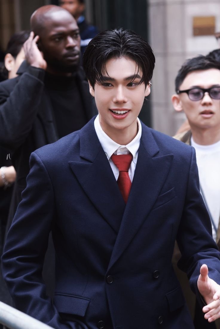 bleuxury's tweet photo. This so funny to me Ik you’re not his fan, so u don’t know that even before he got the title from the brand, he had already been invited to two fashion weeks by this brand. 😅 So saying they only invite BAs doesn’t really make sense. The argument doesn’t match the history lmao https://t.co/ncKYbHNT7s