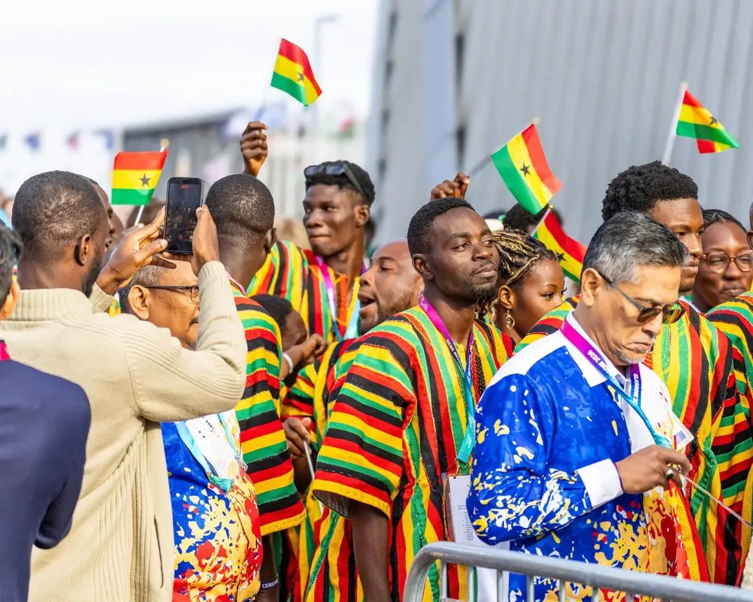 TeamGhana1951's tweet photo. 𝐓𝐞𝐚𝐦 𝐆𝐡𝐚𝐧𝐚 𝐃𝐚𝐳𝐳𝐥𝐞𝐬 𝐰𝐢𝐭𝐡 𝐂𝐨𝐥𝐨𝐮𝐫, 𝐂𝐮𝐥𝐭𝐮𝐫𝐞 𝐚𝐧𝐝 𝐂𝐨𝐧𝐟𝐢𝐝𝐞𝐧𝐜𝐞 𝐚𝐭 𝐆𝐥𝐚𝐬𝐠𝐨𝐰 2026 𝐎𝐩𝐞𝐧𝐢𝐧𝐠 𝐂𝐞𝐫𝐞𝐦𝐨𝐧𝐲!

GLASGOW, Scotland - Team Ghana delivered a spectacular display of colour, culture and national pride during the Opening Ceremony of the Glasgow 2026 Commonwealth Games, held at the SEC Hydro.

Captivating thousands inside the iconic arena and millions watching around the world, the Ghanaian contingent marched with confidence in beautifully crafted red, gold and green Kente Batakari, the iconic traditional smock from northern Ghana that symbolises bravery, strength, heritage and national pride.

The striking attire blended the rich artistry of Kente with the timeless Batakari, celebrating Ghana's cultural diversity while making one of the ceremony's most memorable appearances.

Go Team Ghana! 🇬🇭💪

#Glasgow2026 #TeamGhana #WeDareToWin
#FromGhanaToGlasgowForGold