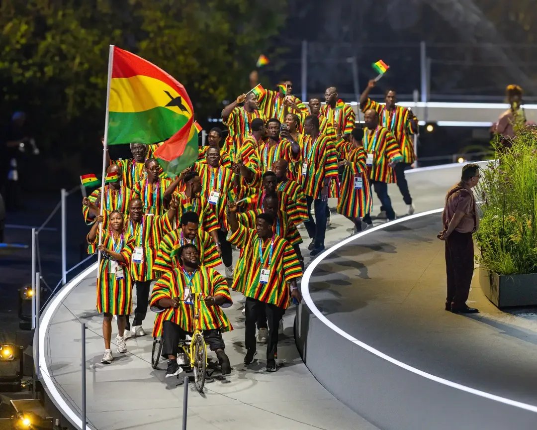 TeamGhana1951's tweet photo. 𝐓𝐞𝐚𝐦 𝐆𝐡𝐚𝐧𝐚 𝐃𝐚𝐳𝐳𝐥𝐞𝐬 𝐰𝐢𝐭𝐡 𝐂𝐨𝐥𝐨𝐮𝐫, 𝐂𝐮𝐥𝐭𝐮𝐫𝐞 𝐚𝐧𝐝 𝐂𝐨𝐧𝐟𝐢𝐝𝐞𝐧𝐜𝐞 𝐚𝐭 𝐆𝐥𝐚𝐬𝐠𝐨𝐰 2026 𝐎𝐩𝐞𝐧𝐢𝐧𝐠 𝐂𝐞𝐫𝐞𝐦𝐨𝐧𝐲!

GLASGOW, Scotland - Team Ghana delivered a spectacular display of colour, culture and national pride during the Opening Ceremony of the Glasgow 2026 Commonwealth Games, held at the SEC Hydro.

Captivating thousands inside the iconic arena and millions watching around the world, the Ghanaian contingent marched with confidence in beautifully crafted red, gold and green Kente Batakari, the iconic traditional smock from northern Ghana that symbolises bravery, strength, heritage and national pride.

The striking attire blended the rich artistry of Kente with the timeless Batakari, celebrating Ghana's cultural diversity while making one of the ceremony's most memorable appearances.

Go Team Ghana! 🇬🇭💪

#Glasgow2026 #TeamGhana #WeDareToWin
#FromGhanaToGlasgowForGold
