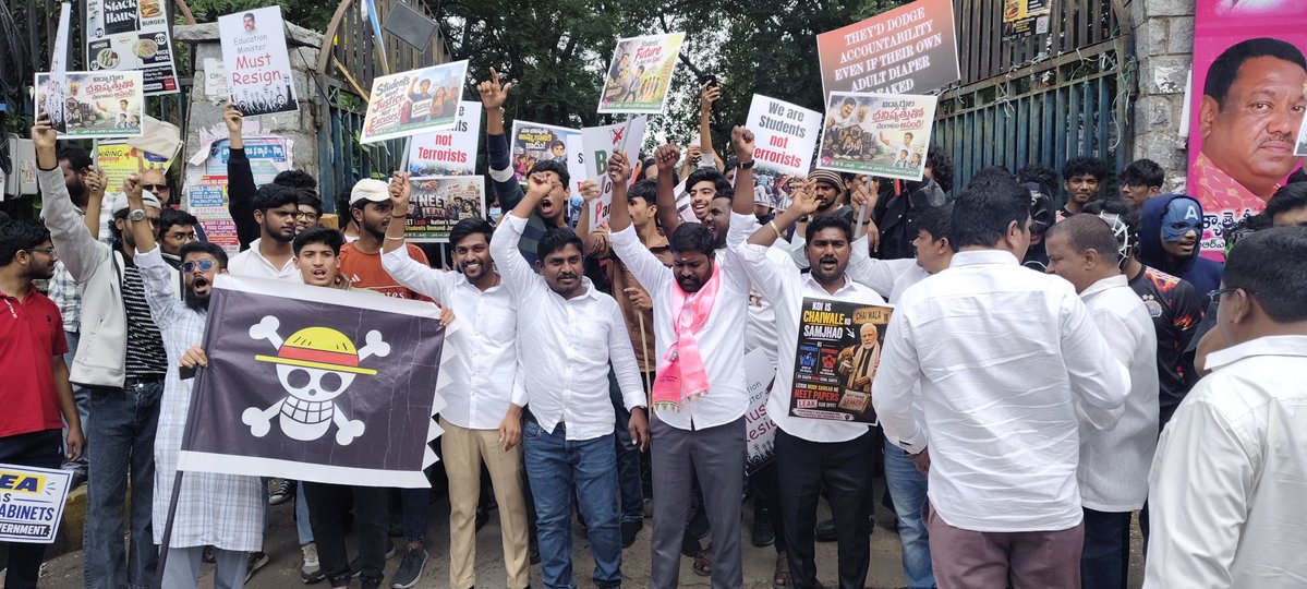 NSKBRSV's tweet photo. ఢిల్లీలో విద్యార్థులపై కేంద్ర ప్రభుత్వం చేస్తున్న అనిచివేతకు, దాష్టికానికి వ్యతిరేకంగా భారత రాష్ట్ర సమితి -విద్యార్థి విభాగం ఆధ్వర్యంలో ఇందిరా పార్క్ వద్ద నిరసన ధర్నా కార్యక్రమంలో పాల్గొన్న

BRSV రాష్ట్ర నాయకులు @NSKBRSV 
 @BRSparty @KTRBRS @jagadishBRS @GelluSrinuBRS https://t.co/XKkOfuS62d