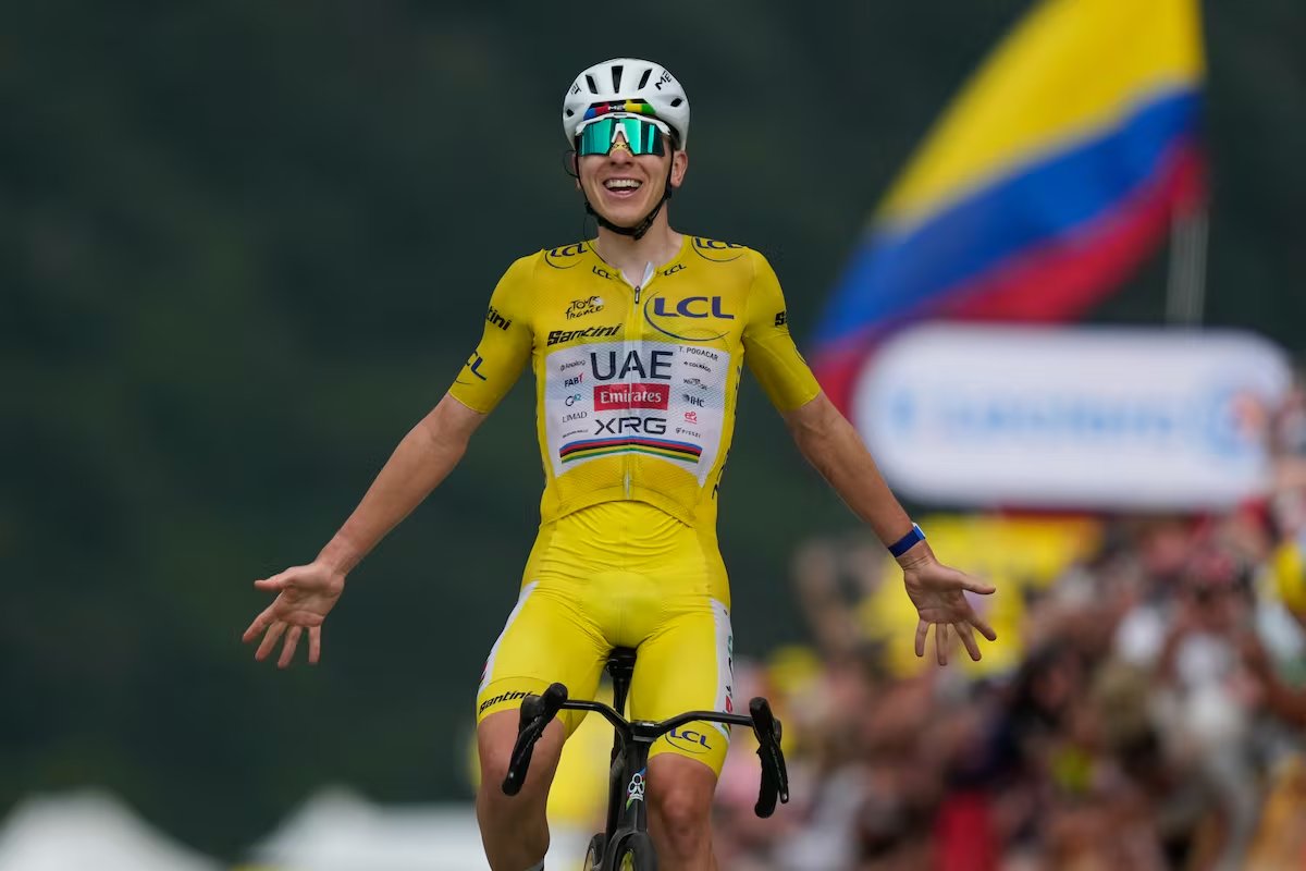 VBarCaracol's tweet photo. 🚵‍♀️🔥¡TADEJ POGACAR SE QUEDA CON LA ETAPA 19 DEL TOUR DE FRANCIA!

⏰Con un tiempo de 03h 17' 57'', el esloveno finalizó en la primera casilla

🇨🇴El mejor colombiano fue Harold Tejada que quedó en el puesto 10

📻#ElVbarCaracol Siempre en vivo, todos los días https://t.co/m44DYZWGl4