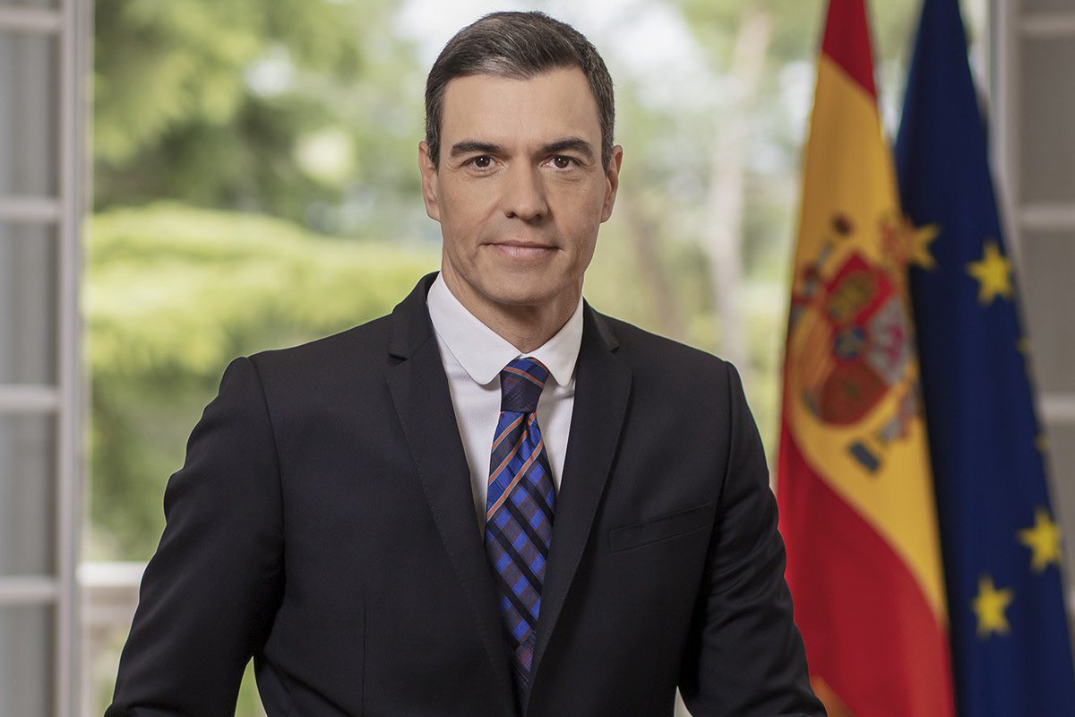 etkilihaberyeni's tweet photo. SON DAKİKA | İspanya Başbakanı ve Sosyalist Enternasyonal Başkanı Pedro Sanchez’den YENİ Parti’ye tebrik ve destek mesajı:

“Sevgili Özgür,

Sosyalist Enternasyonal olarak, demokrasi, insan haklarına saygı ve hukukun üstünlüğü mücadelenizi her adımda aktif dayanışmayla yakından takip ettik.

İstanbul Büyükşehir Belediye Başkanı Ekrem İmamoğlu’nun tutuklanması, partiniz tarafından seçilen birçok diğer belediye başkanının gözaltına alınması ve nihayet önceki Kongrelerin tüm demokratik kararlarını geçersiz kılan “mutlak butlan” ile birlikte büyük zorluklarla yüzleşmek zorunda kaldınız.

Tüm bu zor anlarla cesaretle yüzleştiniz ve her zaman kişisel çıkarların üstünde kolektif çıkarları ön planda tuttunuz.

Mücadeleye devam etme kararını yalnızca meşru seçilmiş temsilcileriniz tarafından değil, aynı zamanda taban tarafından da talep edilen Yeni Parti’nin kuruluşu yoluyla almanın ne kadar zor olduğunu anlıyoruz. Güçlü bir lider olarak, temel ilkeler ihlal edildiği için artık bir atılım yapma zamanının geldiğini hissettiniz.
Kuşkusuz bu cesur karar, ortak değerlerimiz için mücadele eden tüm insanlara umut veriyor ve onları harekete geçiriyor.

Biz örgüt olarak daha önce kararlaştırdığımız gibi, bu yeni umut verici çabada sizinle yakından çalışmaya devam edeceğiz.

Yeni Parti’ye büyük başarılar dileriz.”