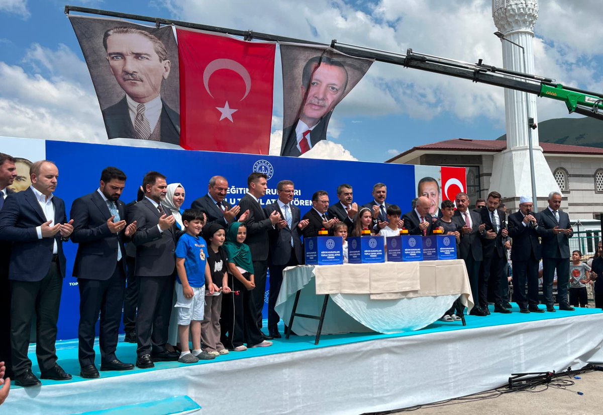 drmahmutucar's tweet photo. Millî Eğitim Bakanlığımız tarafından Erzurum'umuza kazandırılacak yeni eğitim kurumlarının Toplu Temel Atma Töreni'ne katıldık.

İçişleri Bakanımız Sayın @mustafaciftcitr, Millî Eğitim Bakanımız Sayın Prof. Dr. @Yusuf__Tekin, Erzurum Valimiz Sayın @aydinbarus22, Önceki Dönem İçişleri Bakanımız, AK Parti Erzurum Milletvekilimiz Sayın @Selami__Altinok, Erzurum Büyükşehir Belediye Başkanımız Sayın @mehmetsekmen, AK Parti Erzurum İl Başkanımız Sayın @avibrahimK, şehrimiz protokolü ve hemşehrilerimizin katılımıyla gerçekleştirilen programda, ilimize kazandırılacak yeni eğitim yatırımlarının temel atma töreni gerçekleştirildi.

Şehrimize kazandırılan bu kıymetli eğitim yatırımları için başta Millî Eğitim Bakanımız Sayın Prof. Dr. Yusuf Tekin olmak üzere emeği geçen herkese teşekkürlerimizi sunuyor, temelini attığımız eğitim kurumlarının Erzurum'umuza, eğitim camiamıza ve öğrencilerimize hayırlı olmasını diliyoruz.