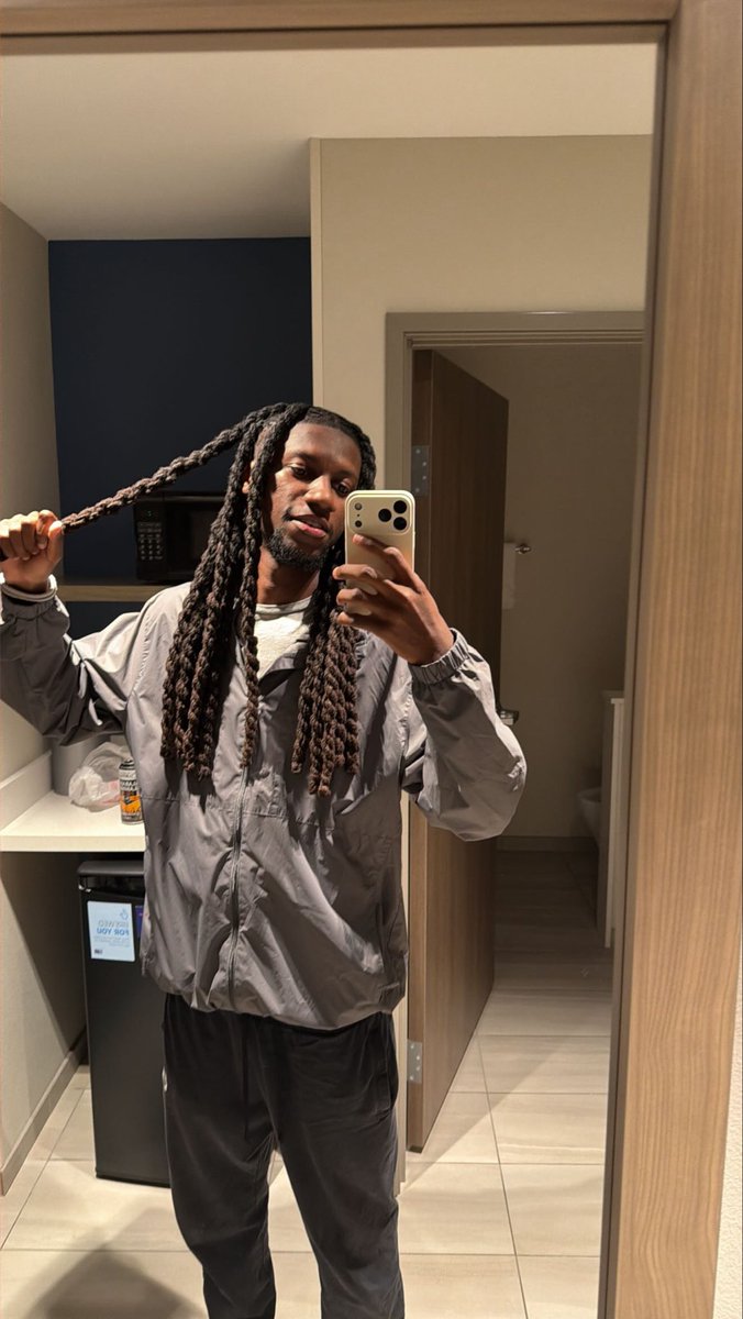 tytoolow's tweet photo. I really wanna cut my hair off 👨🏾‍🦲😭 https://t.co/GzOfEDNLcF