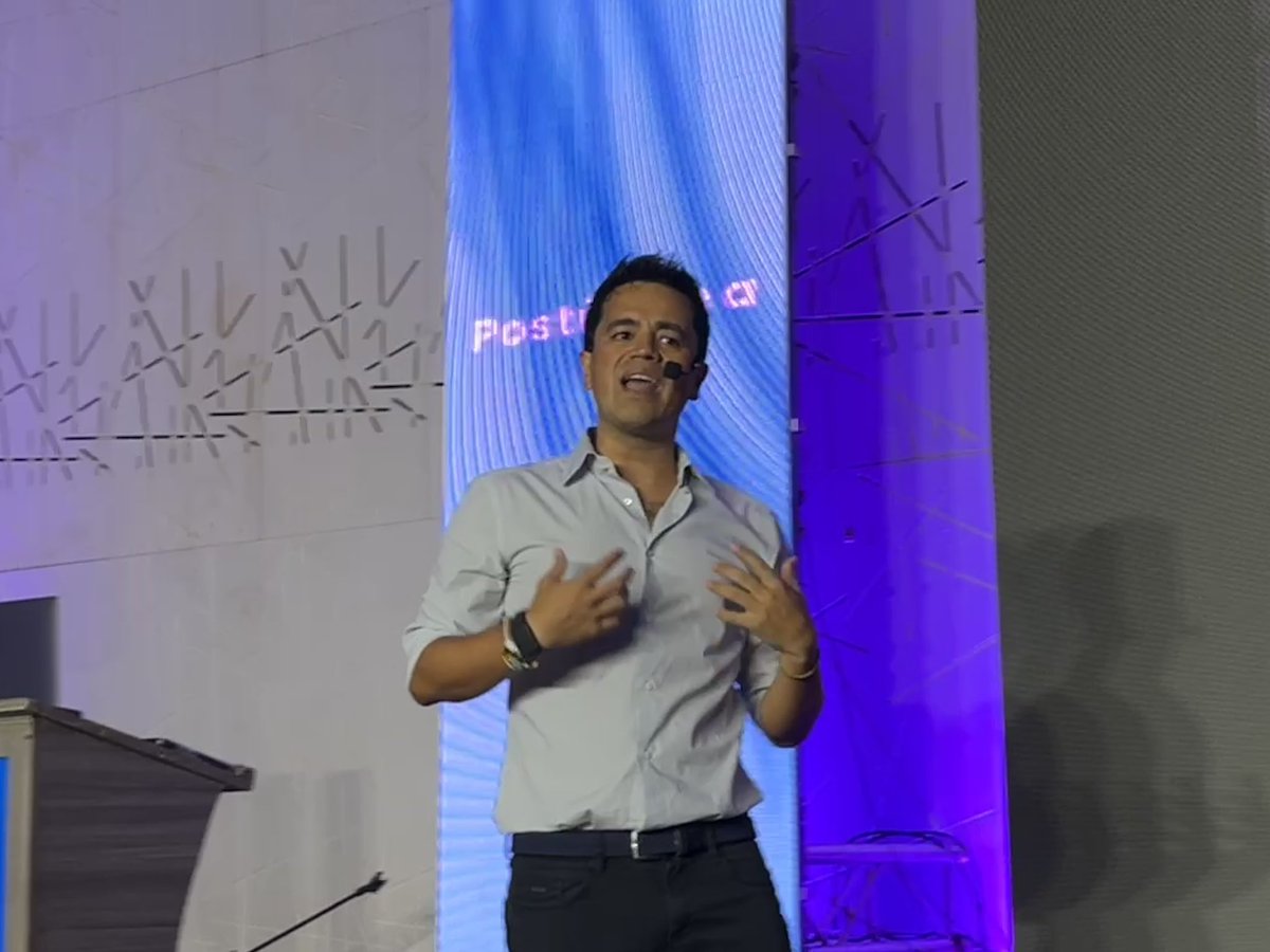 Camarabaq's tweet photo. 🟠🤖 Santiago Covelli Olaya toma el escenario para demostrar que la IA solo genera impacto cuando se integra a la operación diaria de las empresas.

💻 Durante esta sesión práctica, el emprendedor tecnológico, AI Builder y speaker internacional está guiando a los empresarios en el uso de Claude para automatizar tareas, optimizar procesos y hacer más productivas sus pymes.