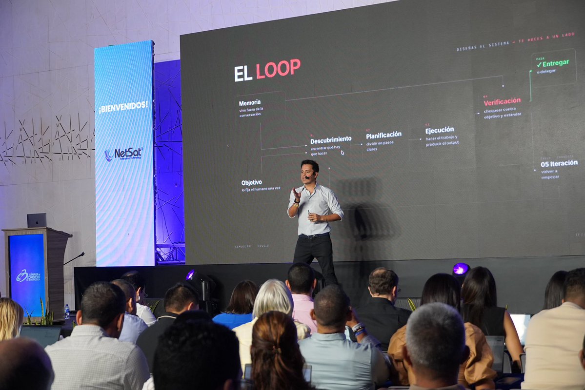 Camarabaq's tweet photo. 🟠🤖 Santiago Covelli Olaya toma el escenario para demostrar que la IA solo genera impacto cuando se integra a la operación diaria de las empresas.

💻 Durante esta sesión práctica, el emprendedor tecnológico, AI Builder y speaker internacional está guiando a los empresarios en el uso de Claude para automatizar tareas, optimizar procesos y hacer más productivas sus pymes.