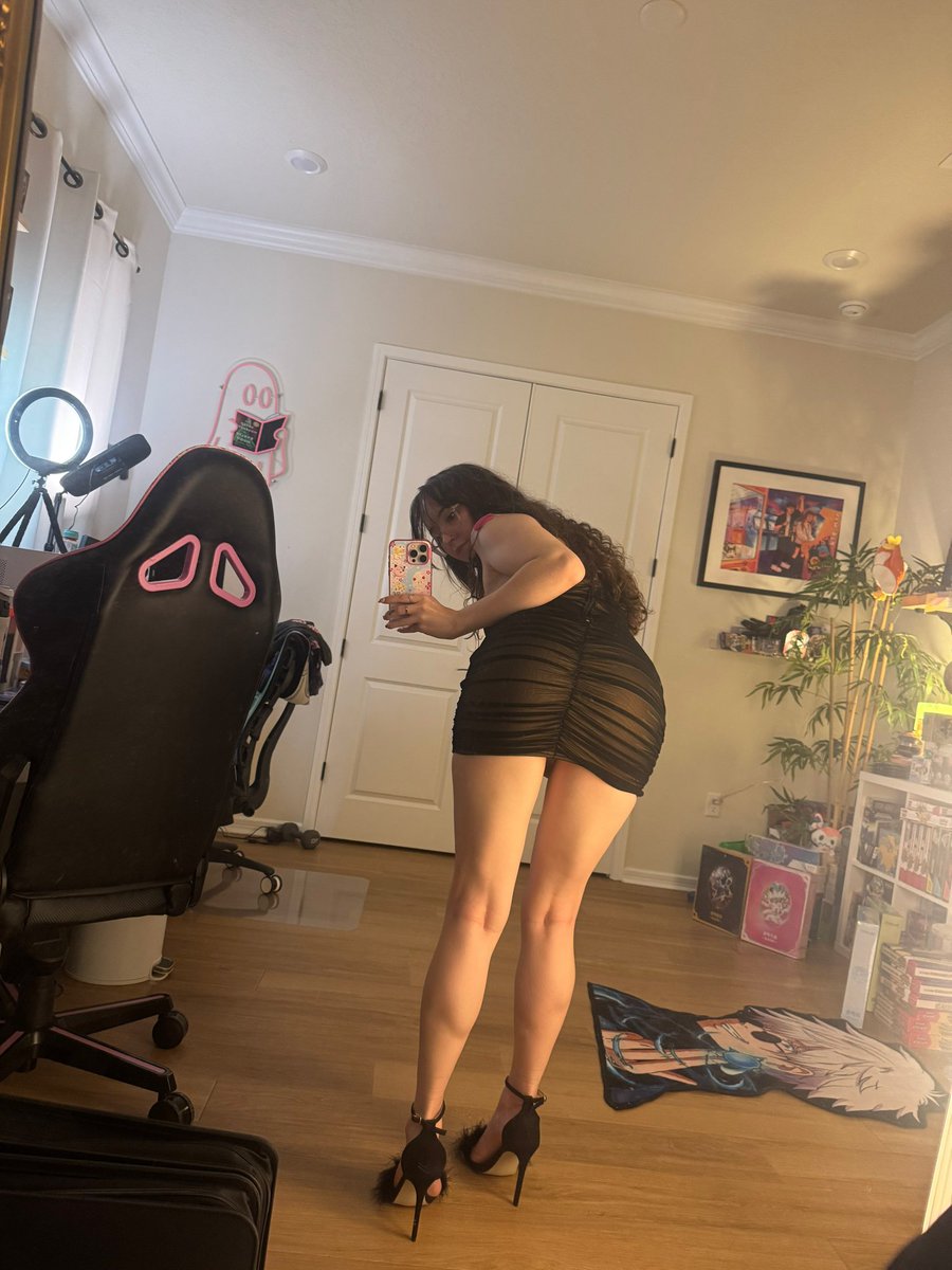 catlyncresp101's tweet photo. did you know i have legs https://t.co/8r5jz8RXUR