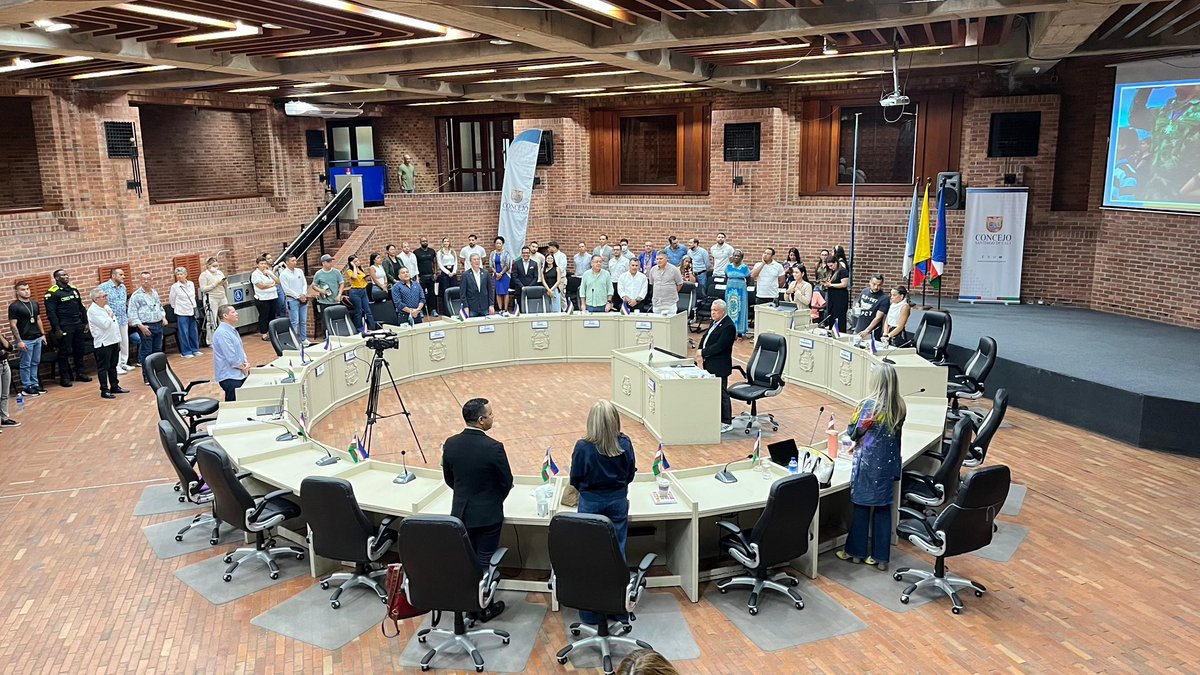 ConcejoCali_'s tweet photo. Inicia la sesión plenaria del Concejo de Cali. 

Hoy la corporación rendirá homenaje a María Antonia Cuero Rentería, símbolo de la memoria viva de la ciudad, y dará inicio al debate de control político sobre feminicidios, trata de personas y desapariciones, con citación a las secretarías de Bienestar Social, Equidad de Género y Seguridad y Justicia, e invitación a la Policía Metropolitana de Cali. 

Sigue el minuto a minuto por nuestras redes. 👇