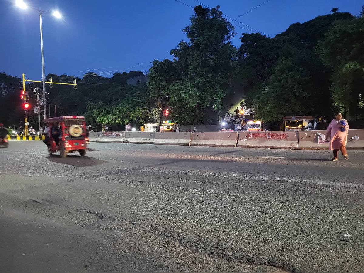 VivekBhandari84's tweet photo. @LtGovDelhi @CMODelhi @DCPEastDelhi @DCPTRAFFICEAST 
स्कूली बच्चों की सुरक्षा से बढ़कर कुछ नहीं।
इस समस्या को गंभीरता से लेते हुए  Traffic Police द्वारा Wrong Side वाहनों पर प्रभावी रोक लगाने हेतु कट को बंद करने का निर्णय अत्यंत सराहनीय एवं जनहित में है।st मेरी स्कूल मयूर विहार https://t.co/DZQCHjLPG8