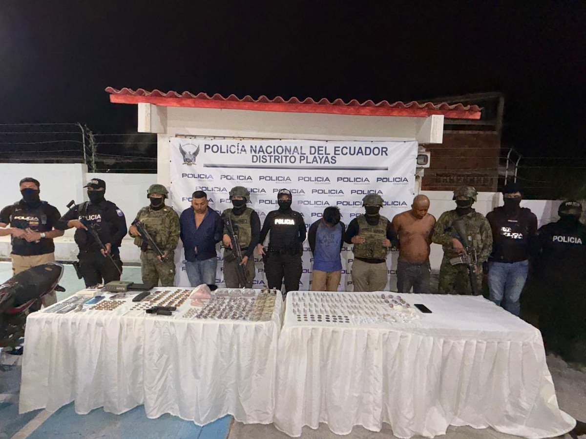 JohnReimberg's tweet photo. Playas: operativos Apolo, Perseo y Pandora dejan tres aprehendidos y armas decomisadas

Por disposición del presidente Daniel Noboa Azín, la Policía Nacional ejecutó operativos simultáneos en distintos sectores de Playas en coordinación con Fuerzas Armadas, CTE, Bomberos, ARCSA y autoridades de control locales. 

Como resultado, tres presuntos integrantes del GDO “Silenciosos” fueron aprehendidos por delitos relacionados con sustancias sujetas a fiscalización. Además, se decomisaron dos armas de fuego (un revólver y una pistola Glock), un cargador de fusil, 64 municiones de diferentes calibres, un inhibidor de señal, una balanza digital, cuatro plantas de marihuana, un artefacto explosivo de tipo pirotécnico, seis celulares y dinero en efectivo.

También se incautaron 93 dosis de heroína, 218 fundas de marihuana y 10 fundas de cocaína, mientras que la CTE retuvo 34 motocicletas y se intervinieron 20 locales comerciales, de los cuales 10 fueron citados por incumplimientos.

Seguimos trabajando.