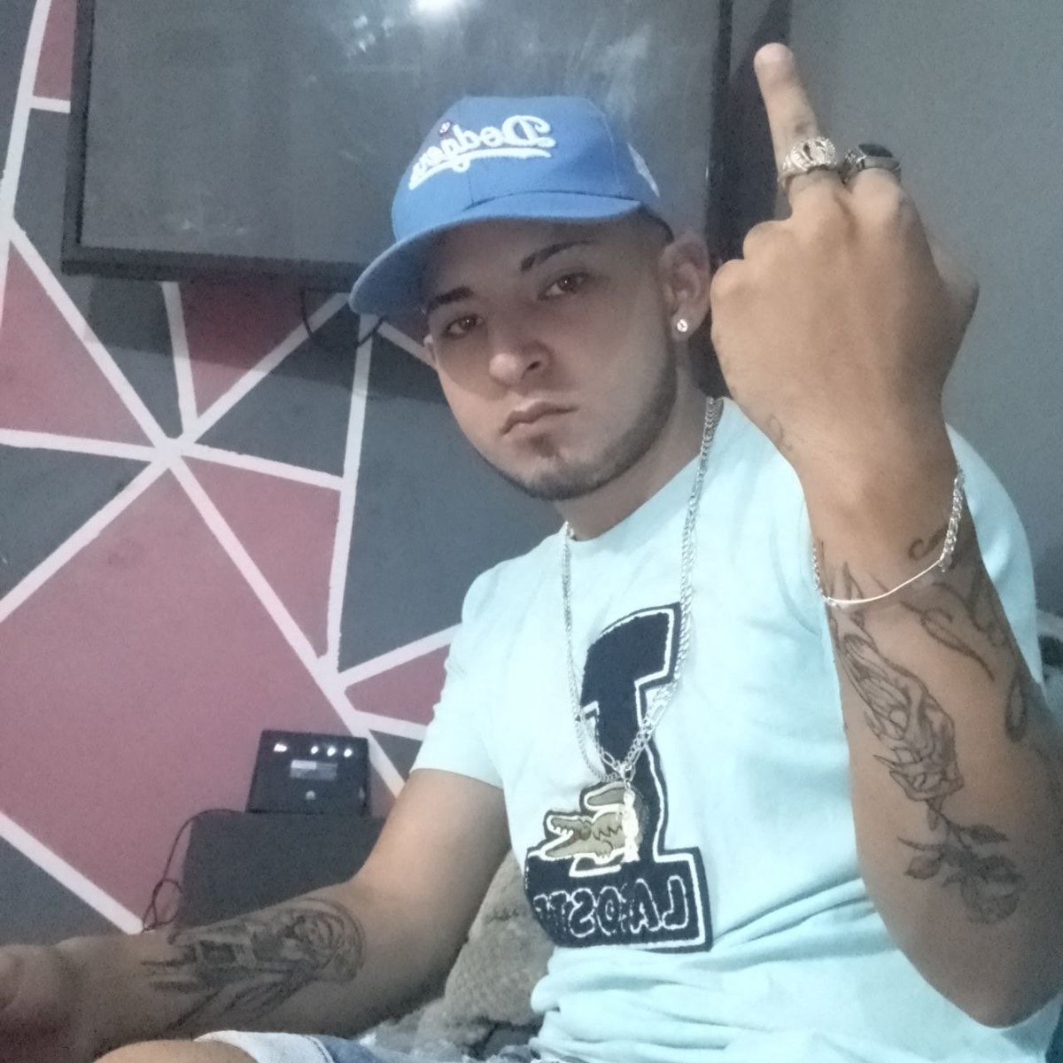 HeterosPremiere's tweet photo. Rico chacal tatuado https://t.co/QCgQRKHnL6