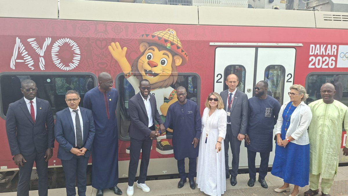 UEauSenegal's tweet photo. 🇪🇺🇨🇵🇸🇳 L'UE est fière d'accompagner, aux côtés de @FranceoSenegal, @AFD_France et #SENTER, les études préliminaires pour l'extension du @Ter_dakar jusqu'à Thiès.

Une étape clé pour une mobilité plus moderne, durable et connectée, au service des populations.

#GlobalGateway https://t.co/XamzNt6Imd