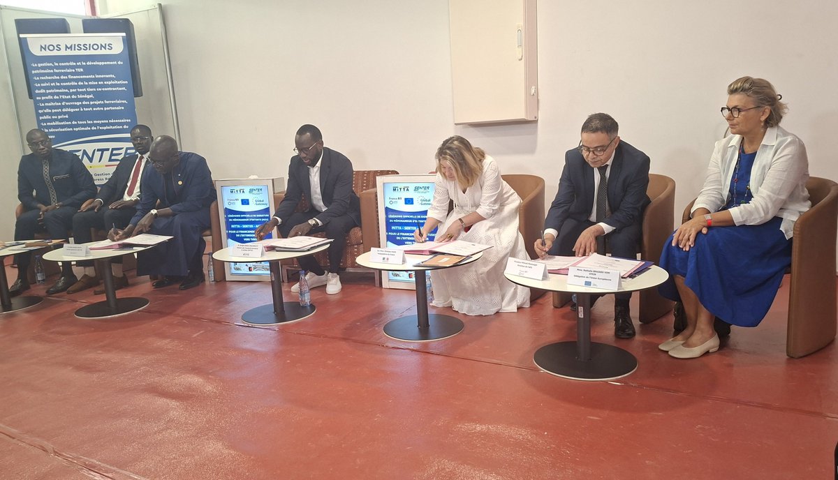 UEauSenegal's tweet photo. 🇪🇺🇨🇵🇸🇳 L'UE est fière d'accompagner, aux côtés de @FranceoSenegal, @AFD_France et #SENTER, les études préliminaires pour l'extension du @Ter_dakar jusqu'à Thiès.

Une étape clé pour une mobilité plus moderne, durable et connectée, au service des populations.

#GlobalGateway https://t.co/XamzNt6Imd