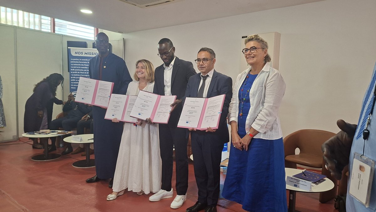 UEauSenegal's tweet photo. 🇪🇺🇨🇵🇸🇳 L'UE est fière d'accompagner, aux côtés de @FranceoSenegal, @AFD_France et #SENTER, les études préliminaires pour l'extension du @Ter_dakar jusqu'à Thiès.

Une étape clé pour une mobilité plus moderne, durable et connectée, au service des populations.

#GlobalGateway https://t.co/XamzNt6Imd