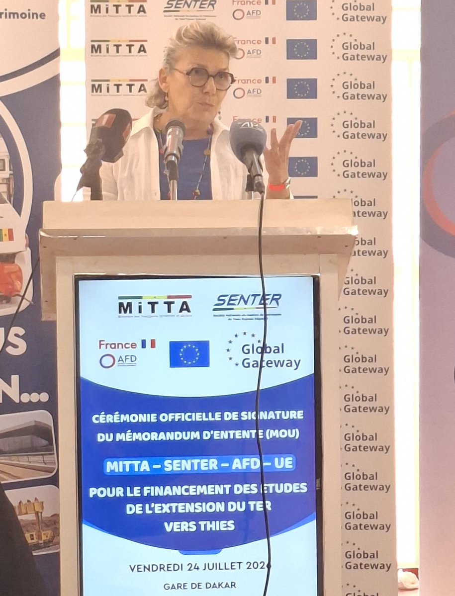UEauSenegal's tweet photo. 🇪🇺🇨🇵🇸🇳 L'UE est fière d'accompagner, aux côtés de @FranceoSenegal, @AFD_France et #SENTER, les études préliminaires pour l'extension du @Ter_dakar jusqu'à Thiès.

Une étape clé pour une mobilité plus moderne, durable et connectée, au service des populations.

#GlobalGateway https://t.co/XamzNt6Imd