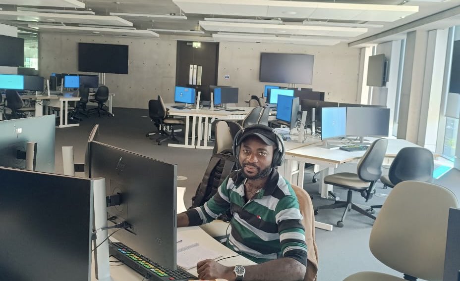 UKinCameroon's tweet photo. econtrez @EmmanuelBabila, ancien boursier Chevening et fondateur du Cameroon FinTech Lab. De l’élaboration des politiques fintech au développement de solutions de crédit innovantes grâce à CamScore, il contribue a bâtir un avenir financier plus inclusif.
#AlumniWallSeries https://t.co/oWsqEB9lBm