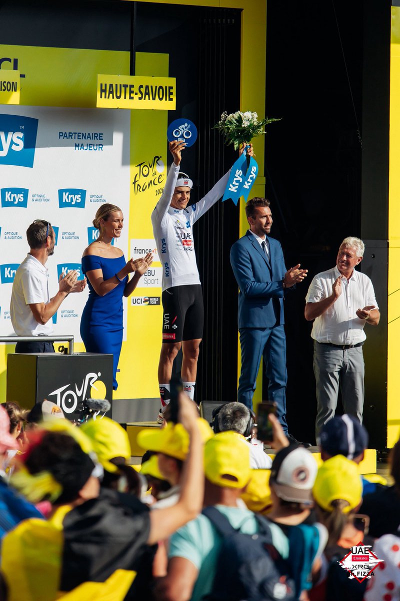 DesdeOlimpiaMX's tweet photo. #CiclismoDeRuta 🚴♀️
¡TODO PARA MAÑANA!
Isaac del Toro 🇲🇽 finalizó séptimo en la Etapa 19 de @LeTour 🇫🇷 a +2:41 de su coequipero Tadej Pogacar 🇸🇮, ganador de la etapa
Hoy cedió +0:12 a Remco Evenepoel 🇧🇪 (segundo) pero le ganó +0:04 a Paul Seixas 🇫🇷 (cuarto)
🥉 Tercer lugar en la Clasificación General
🤍 Mantiene el maillot blanco de jóvenes
🏔️ Mañana vendrá una última etapa de alta montaña en Alpe d’Huez 🇫🇷