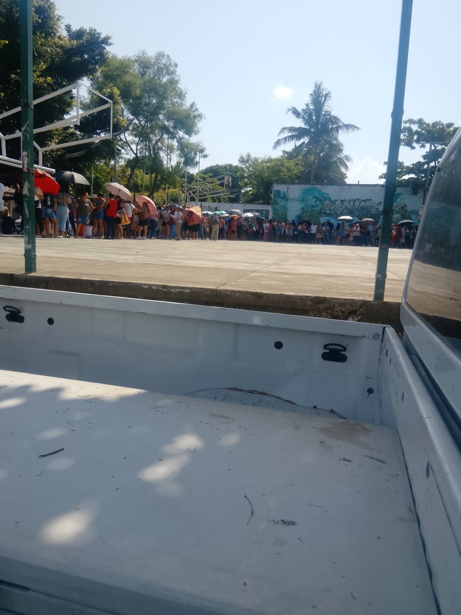 pelelo99's tweet photo. La alcaldesa de la ciudad de Veracruz @espejohernandez haciendo esperar al pueblo mientras se arma el estrado y mientras la alcaldesa desayunando en el cafe de la parroquia,las mismas prácticas #PRIANISTAS cuál es la transformación más de lo mismo. https://t.co/DjOlabOM1W