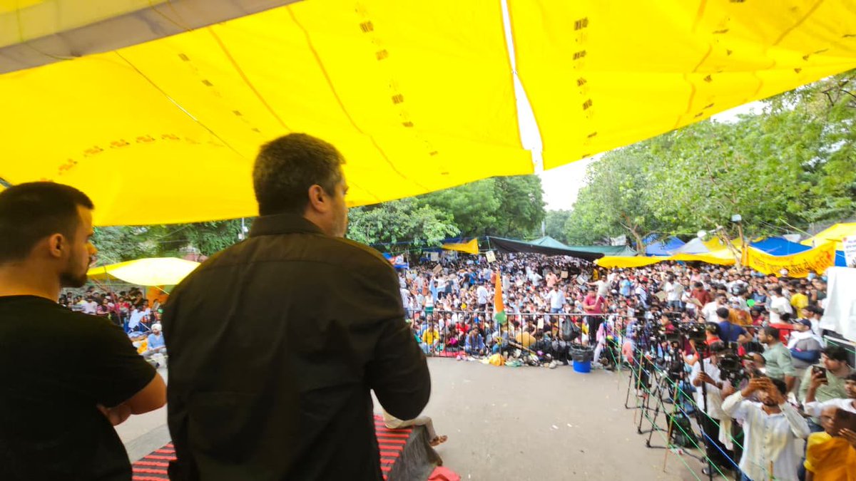 RRPSpeaks's tweet photo. दिल्लीत जंतरमंतरवर देशभरातील तरुणांनी उभारलेल्या लढ्यात सहभागी होऊन अभिजित दिपकेची भेट घेतली आणि त्यांच्या या न्यायाच्या लढ्यात सोबत असल्याचा विश्वास दिला. तरुणांची ताकद एकवटली तर काय होतं, हे इथं बघायला मिळालं… यावेळी मा. आ. सुनील जी भुसारा, सुनील माने, फहाद अहमद उपस्थित होते.

@abhijeet_dipke
@CJP_for_India
@Cockroachisback

#CJPProtest #delhi #AbhijeetDipke #ResignDharmendraPradhan #StudentsProtest #JantarMantar