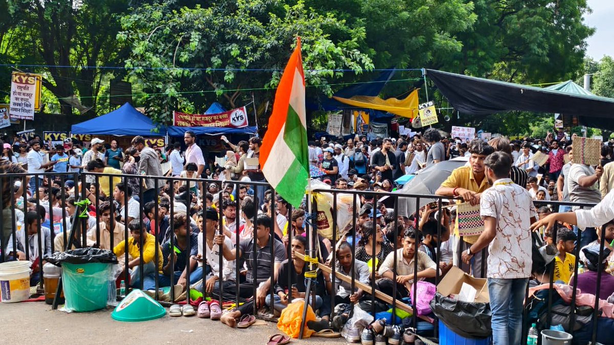 RRPSpeaks's tweet photo. दिल्लीत जंतरमंतरवर देशभरातील तरुणांनी उभारलेल्या लढ्यात सहभागी होऊन अभिजित दिपकेची भेट घेतली आणि त्यांच्या या न्यायाच्या लढ्यात सोबत असल्याचा विश्वास दिला. तरुणांची ताकद एकवटली तर काय होतं, हे इथं बघायला मिळालं… यावेळी मा. आ. सुनील जी भुसारा, सुनील माने, फहाद अहमद उपस्थित होते.

@abhijeet_dipke
@CJP_for_India
@Cockroachisback

#CJPProtest #delhi #AbhijeetDipke #ResignDharmendraPradhan #StudentsProtest #JantarMantar