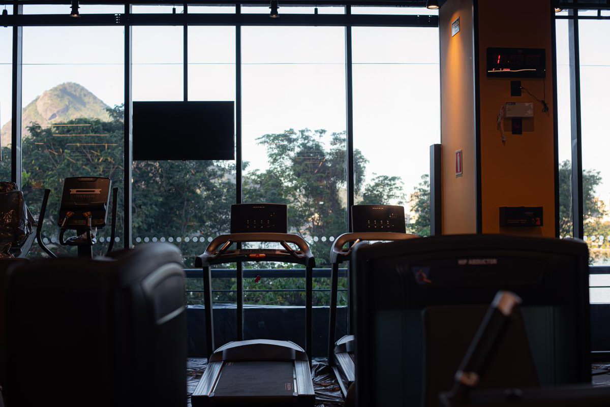 renanmoura1989's tweet photo. O Flamengo e a Smart Fit abrem as portas neste sábado de uma nova academia na sede social do clube, na Gávea. O espaço tem 830 m² e fica acima do Museu, que passou por reformas para suportar o peso dos equipamentos no pavimento superior.

A iniciativa amplia os serviços oferecidos aos associados e abre as portas também para o público em geral. O clube quer diversificar suas fontes de receita, além de atender antiga reivindicação dos sócios, segundo a diretoria. 

Ao todo, a unidade dispõe de 80 equipamentos e ainda oferece uma área de SPA. Como parte da parceria, os associados do Flamengo terão 10% de desconto vitalício nas novas matrículas realizadas na unidade.

“A chegada da Smart Fit amplia a estrutura e os serviços oferecidos na sede da Gávea e proporciona um benefício concreto aos nossos associados. É uma parceria entre duas marcas de grande presença nacional, unidas pelo esporte e pela promoção da qualidade de vida. A nova academia também valoriza um espaço emblemático do Flamengo, oferecendo uma experiência diferenciada para associados e para o público em geral”, afirma o Presidente do Flamengo Luiz Eduardo Baptista, o Bap.

“Acreditamos que essa parceria amplia o acesso à prática de atividade física em um espaço que já faz parte da rotina e da história de milhares de pessoas. Mais do que inaugurar uma nova academia, estamos unindo duas marcas que compartilham valores como bem-estar, qualidade e incentivo ao esporte, criando uma experiência diferenciada para os nossos alunos”, afirma Diogo Corona, CEO do Grupo Smart Fit.

A nova unidade passa a integrar a operação da Smart Fit no estado do Rio de Janeiro, onde a rede conta atualmente com 145 academias.