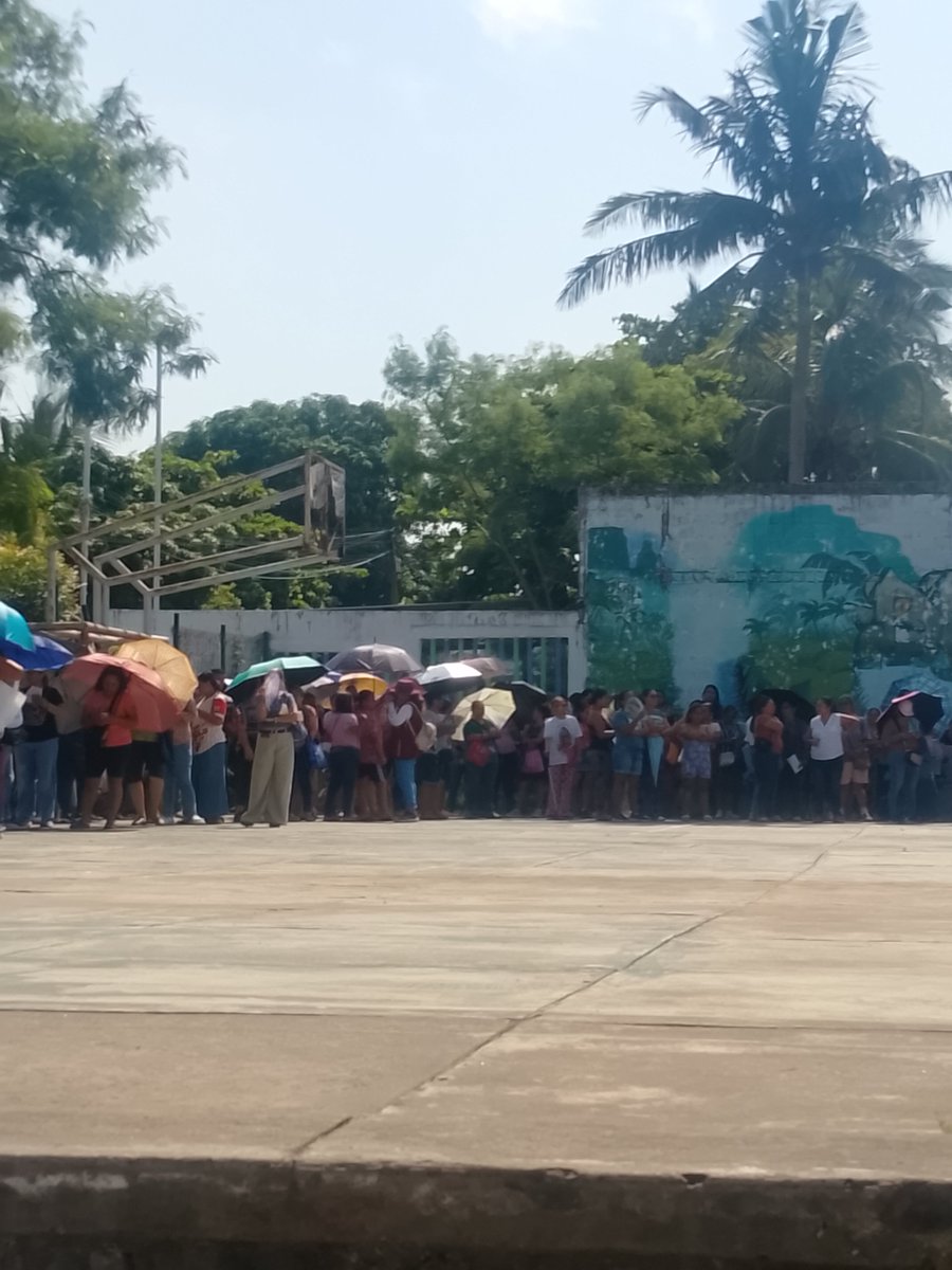 pelelo99's tweet photo. La alcaldesa de la ciudad de Veracruz @espejohernandez haciendo esperar al pueblo mientras se arma el estrado y mientras la alcaldesa desayunando en el cafe de la parroquia,las mismas prácticas #PRIANISTAS cuál es la transformación más de lo mismo. https://t.co/DjOlabOM1W
