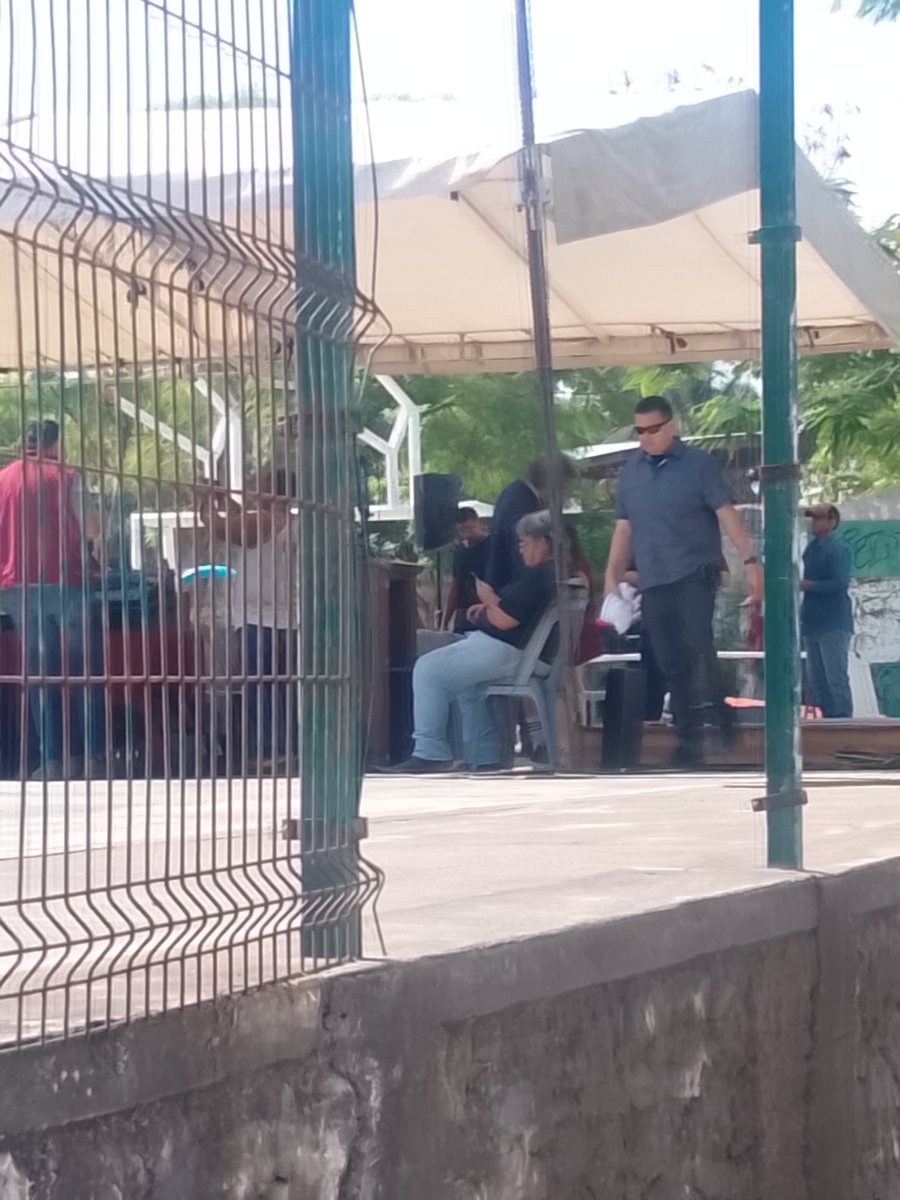 pelelo99's tweet photo. La alcaldesa de la ciudad de Veracruz @espejohernandez haciendo esperar al pueblo mientras se arma el estrado y mientras la alcaldesa desayunando en el cafe de la parroquia,las mismas prácticas #PRIANISTAS cuál es la transformación más de lo mismo. https://t.co/DjOlabOM1W