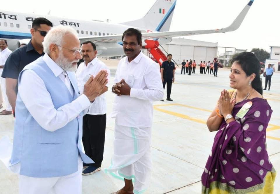 DrPreethiBJP's tweet photo. தேச விரோதிகள் அனைவரும் ஒன்றிணைந்து பாரத பிரதமர் திரு. நரேந்திர மோடி அவர்களை எதிர்த்தால் !
தேச பக்தர்களாகிய நாங்கள் அனைவரும் ஒன்றிணைவோம்!
#ISupportPMModi #Narendramodi @narendramodi https://t.co/n5agIJUtSL