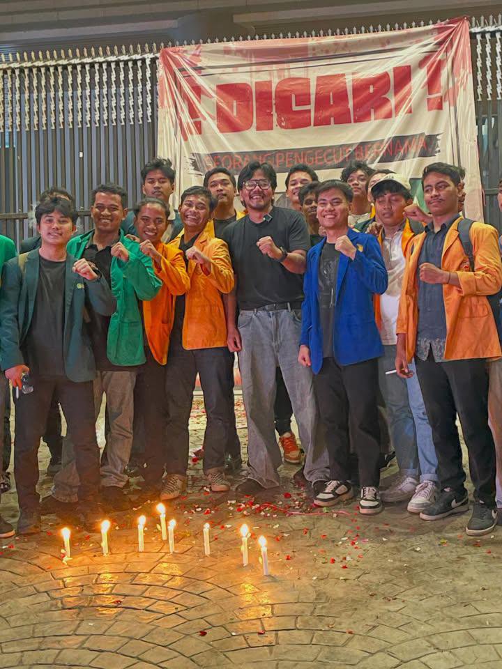 Novit_aa's tweet photo. Ternyata bang ferry membersamai aksi demo adek² BEM PI hari ini di Kejagung. Respect bang 👏

cr threads:ladybakkerij https://t.co/Z0BaGCiers