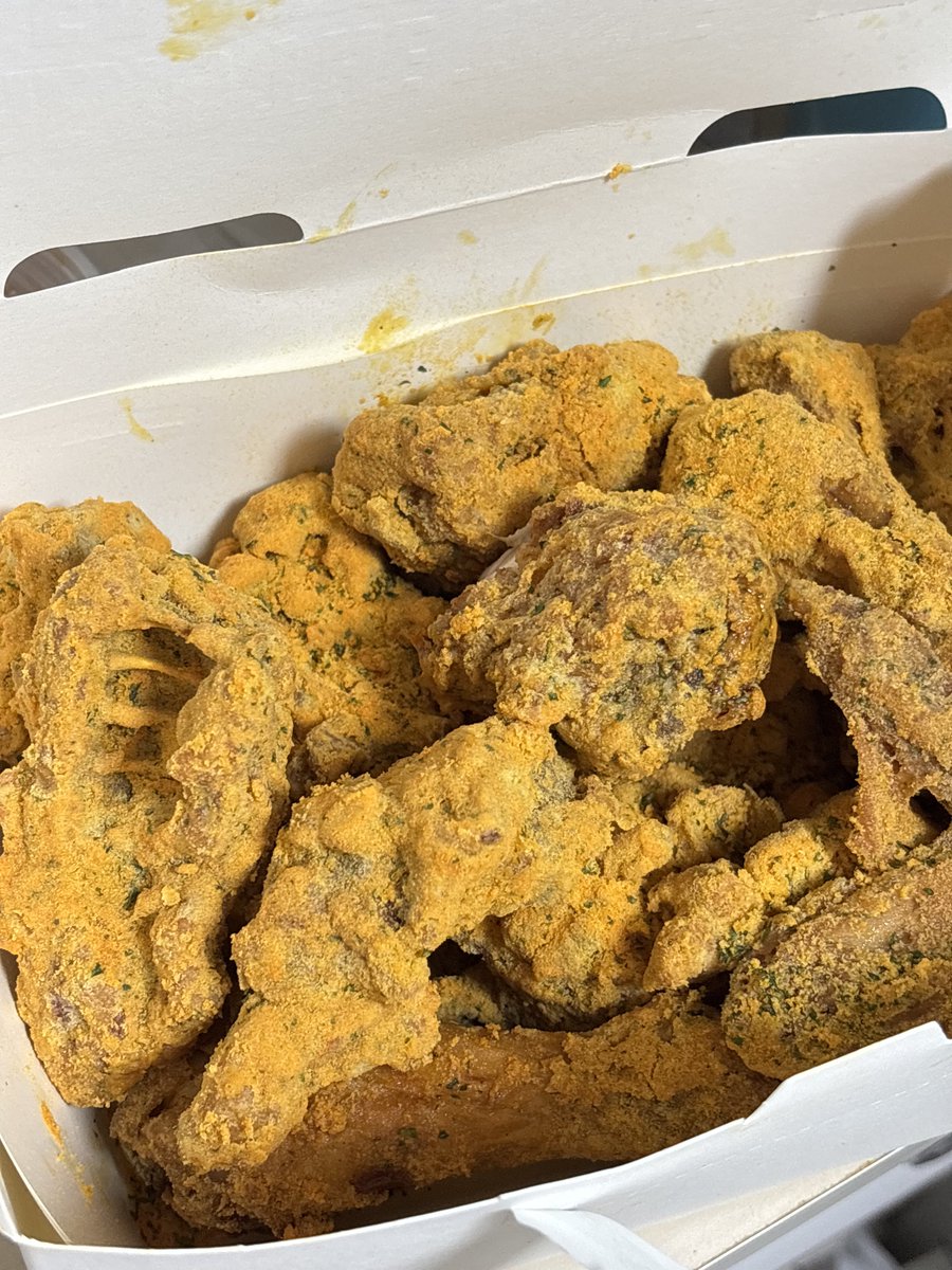 aoiakaimichi's tweet photo. 매일 치킨만 먹어 오늘도 치킨 
BHC 시켜서 냠냠냠냠🍗✨🤨
진짜진짜진짜 다이어트한다🙂‍↕️🙂‍↕️🤫 https://t.co/lL9oDxOCHU