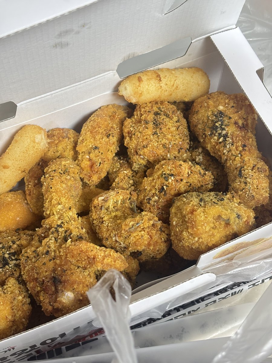 aoiakaimichi's tweet photo. 매일 치킨만 먹어 오늘도 치킨 
BHC 시켜서 냠냠냠냠🍗✨🤨
진짜진짜진짜 다이어트한다🙂‍↕️🙂‍↕️🤫 https://t.co/lL9oDxOCHU