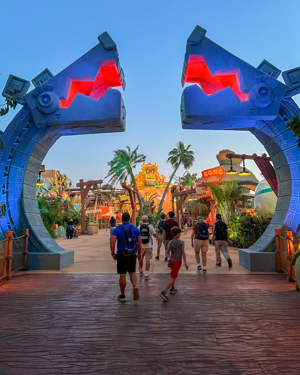 UniversalORL's tweet photo. Donkey Kong Country at dusk is so beautiful 🤩 https://t.co/UYjTnO3OKt
