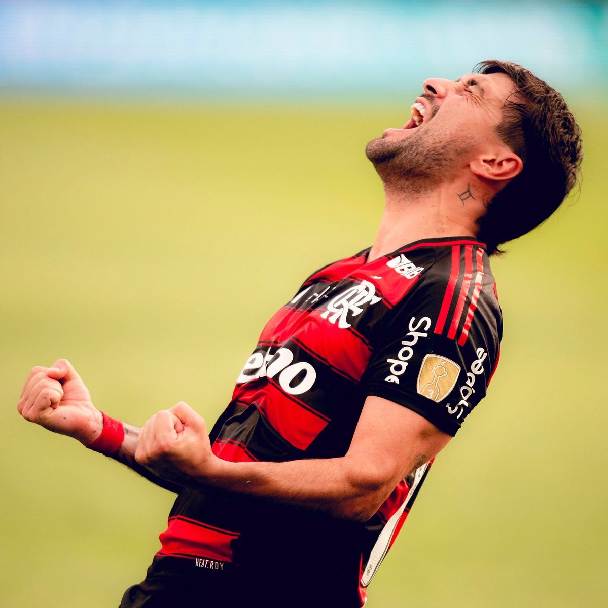 CentralFlaNacao's tweet photo. Flamengo trabalha para dar ritmo de jogo ideal para Arrascaeta! Uruguaio deve estar em sua "melhor forma" contra o Cruzeiro! 🔴⚫️

Após 97 dias afastado dos gramados, Arrascaeta voltou a atuar pelo Flamengo na vitória por 4 a 0 sobre a Chapecoense. Ele não atuava desde o dia 29 de abril. 

O planejamento da comissão técnica agora é dar sequência ao camisa 10 para que ele recupere o ritmo ideal de jogo antes dos compromissos decisivos da temporada. 

A expectativa é que Arrascaeta esteja em sua melhor forma contra o Cruzeiro, nas oitavas da Libertadores.

🗞️ @geglobo 
📸 Adriano Fontes/Flamengo