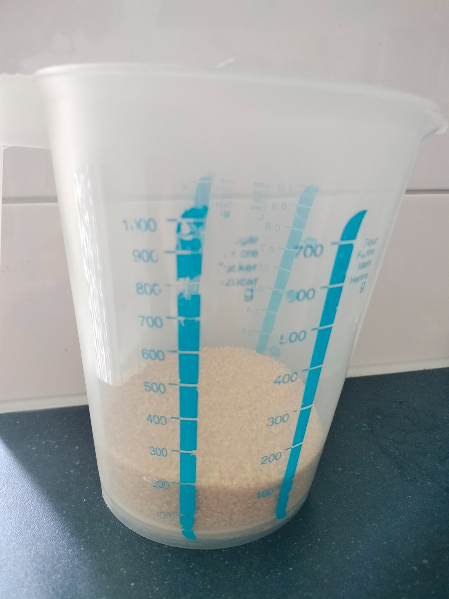 LenieZet's tweet photo. 2) geeft een fris zoetzure, licht bruisende drank.
Ze legde uit hoe:
- een pot van 3 l;
- 2 l thee zetten van 10-15 g zwarte thee, 160-200 g suiker erbij;
- afkoelen, de "SCOBY" + 150 ml startervloeistof erbij;
- met doekje afdekken;
- na 1-2 wk (zomer/winter) is het klaar;
3) https://t.co/VScEao1Udg