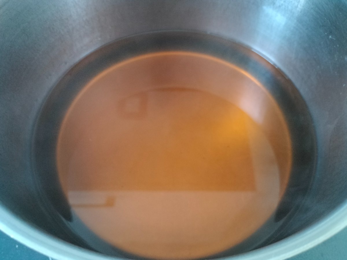 LenieZet's tweet photo. 2) geeft een fris zoetzure, licht bruisende drank.
Ze legde uit hoe:
- een pot van 3 l;
- 2 l thee zetten van 10-15 g zwarte thee, 160-200 g suiker erbij;
- afkoelen, de "SCOBY" + 150 ml startervloeistof erbij;
- met doekje afdekken;
- na 1-2 wk (zomer/winter) is het klaar;
3) https://t.co/VScEao1Udg