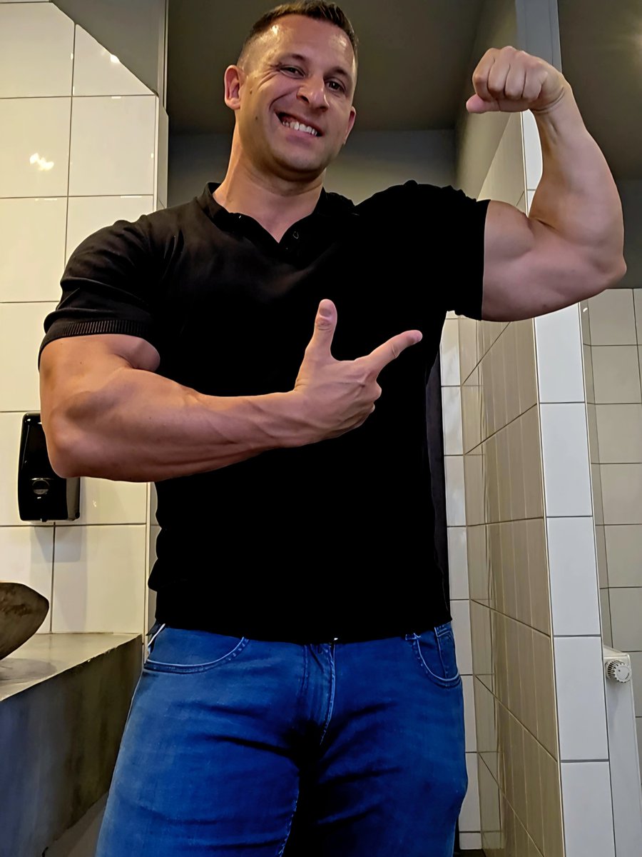 GerMuscleBoss's tweet photo. Happy weekend. Fuck yeah. https://t.co/6vLMInaLKQ