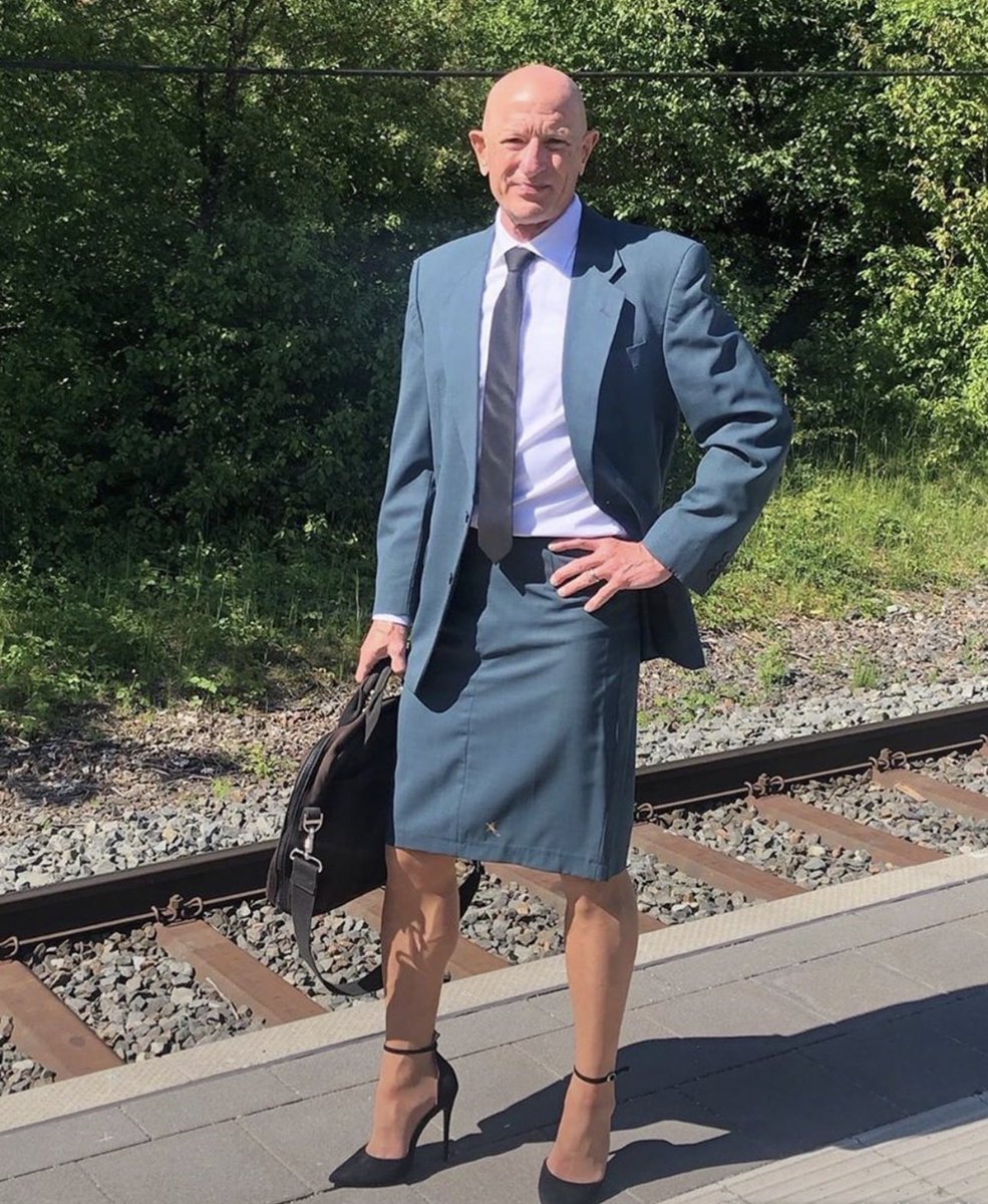 Indie5051's tweet photo. Un hombre casado y padre de familia,  decide usar faldas y tacones altos en el trabajo:

“Creo que la ropa y el calzado no deberían tener género.” https://t.co/qro0xOz6sn