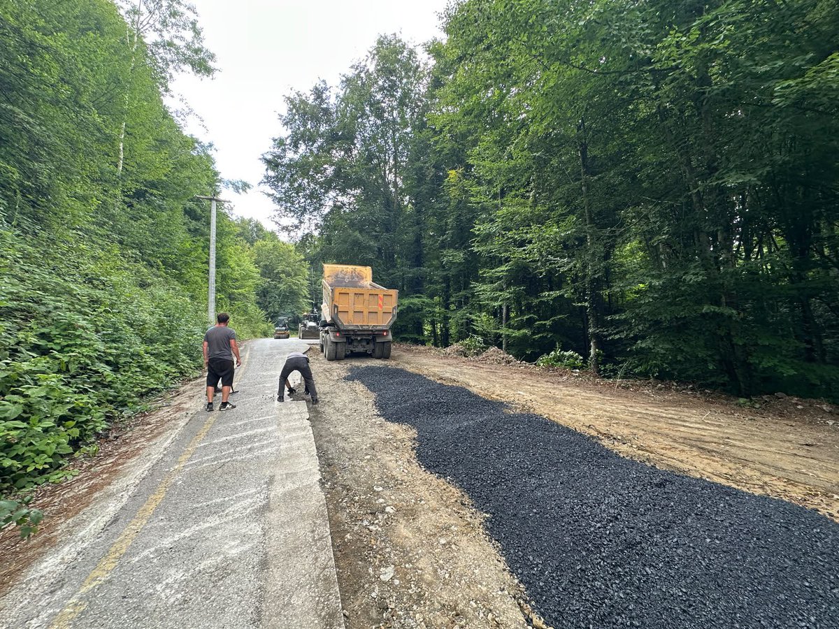 ozelidareduzce's tweet photo. 📍Kaynaşlı / Sazköy 

Kaynaşlı  ilçemize  bağlı  Sazköyü’nde asfalt yama çalışmalarımıza devam ediyoruz. 🚧🛣️

Yürüttüğümüz çalışmalarla yol yüzeyindeki bozulmaları gidererek ulaşımı daha güvenli ve konforlu hale getirmeyi amaçlıyoruz.

Kırsal bölgelerimizde ulaşım altyapısını güçlendirmeye yönelik çalışmalarımıza program dâhilinde aralıksız devam ediyoruz👷‍♂️🚜