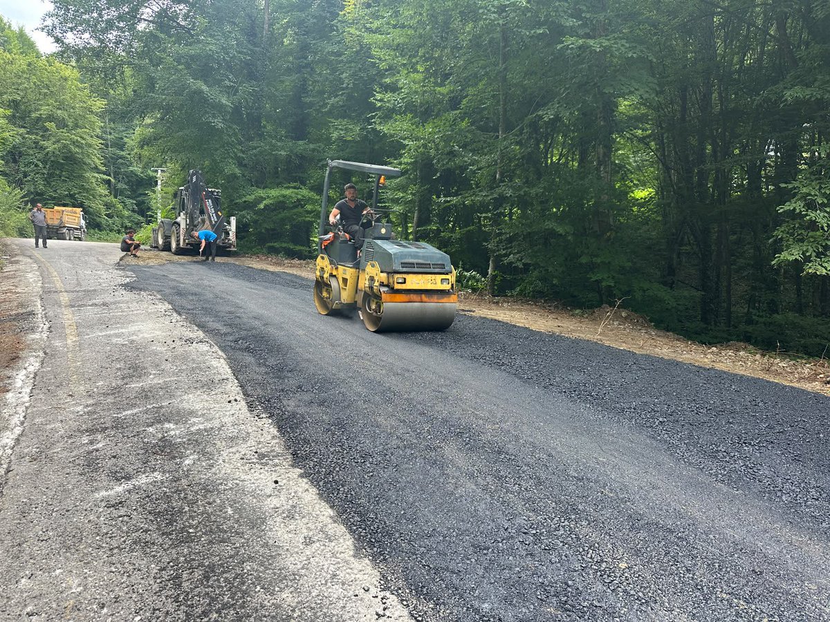 ozelidareduzce's tweet photo. 📍Kaynaşlı / Sazköy 

Kaynaşlı  ilçemize  bağlı  Sazköyü’nde asfalt yama çalışmalarımıza devam ediyoruz. 🚧🛣️

Yürüttüğümüz çalışmalarla yol yüzeyindeki bozulmaları gidererek ulaşımı daha güvenli ve konforlu hale getirmeyi amaçlıyoruz.

Kırsal bölgelerimizde ulaşım altyapısını güçlendirmeye yönelik çalışmalarımıza program dâhilinde aralıksız devam ediyoruz👷‍♂️🚜