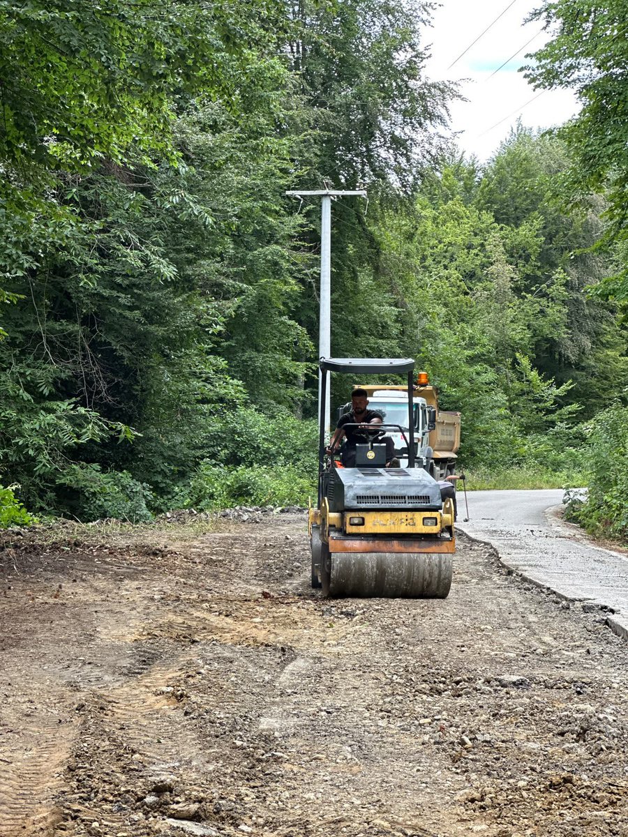 ozelidareduzce's tweet photo. 📍Kaynaşlı / Sazköy 

Kaynaşlı  ilçemize  bağlı  Sazköyü’nde asfalt yama çalışmalarımıza devam ediyoruz. 🚧🛣️

Yürüttüğümüz çalışmalarla yol yüzeyindeki bozulmaları gidererek ulaşımı daha güvenli ve konforlu hale getirmeyi amaçlıyoruz.

Kırsal bölgelerimizde ulaşım altyapısını güçlendirmeye yönelik çalışmalarımıza program dâhilinde aralıksız devam ediyoruz👷‍♂️🚜