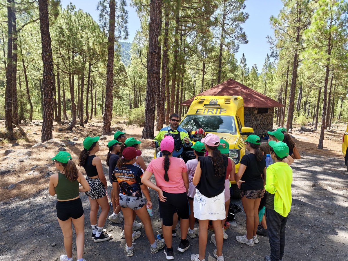 EIRIFGobCan's tweet photo. 🌲👨‍🚒 Esta mañana hemos participado en el Campus de Verano del municipio de El Paso (La Palma), en la zona de El Riachuelo, con una actividad divulgativa para acercar a los más pequeños el trabajo que realizamos desde EIRIF.

👩‍🚒A través de juegos y dinámicas, compartimos con ellos la importancia de la prevención, el cuidado de nuestros montes y cómo trabajamos para proteger nuestro entorno.