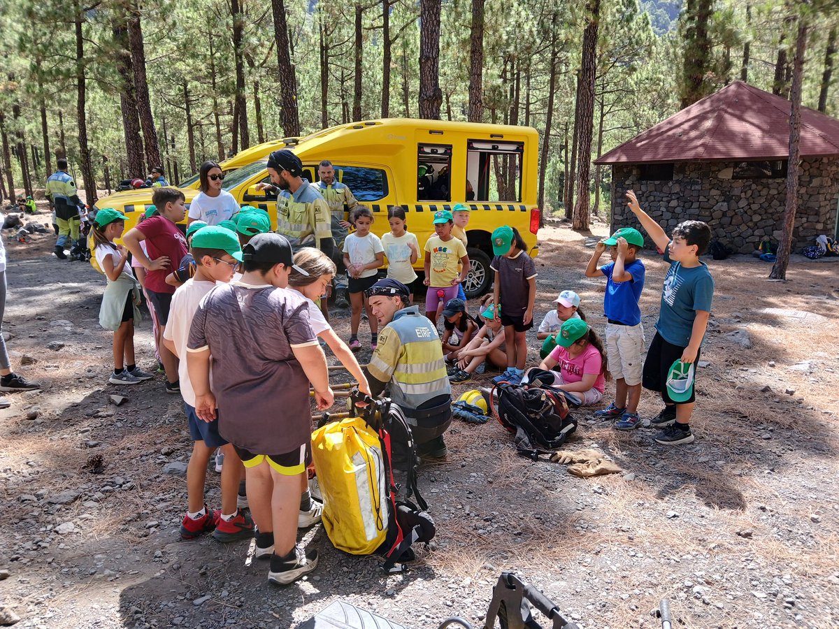 EIRIFGobCan's tweet photo. 🌲👨‍🚒 Esta mañana hemos participado en el Campus de Verano del municipio de El Paso (La Palma), en la zona de El Riachuelo, con una actividad divulgativa para acercar a los más pequeños el trabajo que realizamos desde EIRIF.

👩‍🚒A través de juegos y dinámicas, compartimos con ellos la importancia de la prevención, el cuidado de nuestros montes y cómo trabajamos para proteger nuestro entorno.
