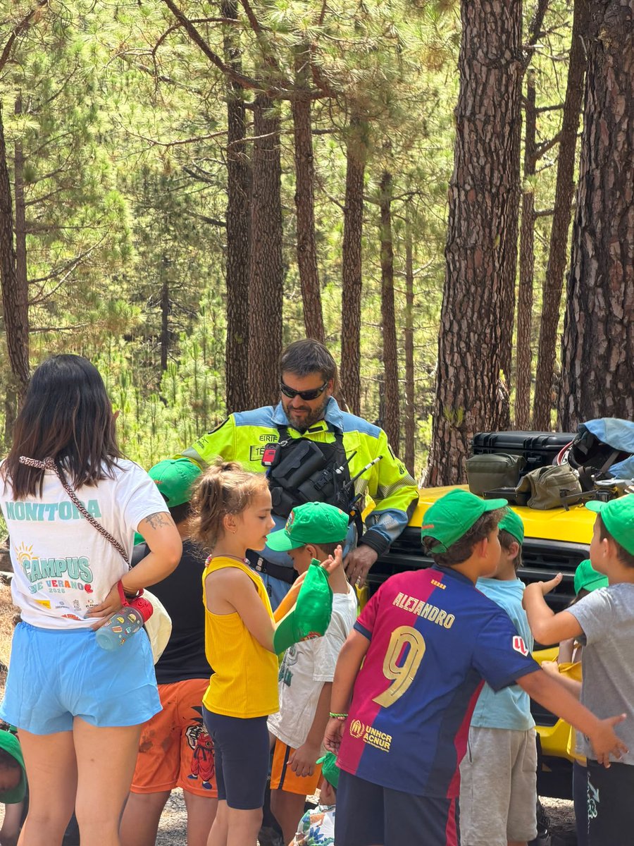 EIRIFGobCan's tweet photo. 🌲👨‍🚒 Esta mañana hemos participado en el Campus de Verano del municipio de El Paso (La Palma), en la zona de El Riachuelo, con una actividad divulgativa para acercar a los más pequeños el trabajo que realizamos desde EIRIF.

👩‍🚒A través de juegos y dinámicas, compartimos con ellos la importancia de la prevención, el cuidado de nuestros montes y cómo trabajamos para proteger nuestro entorno.