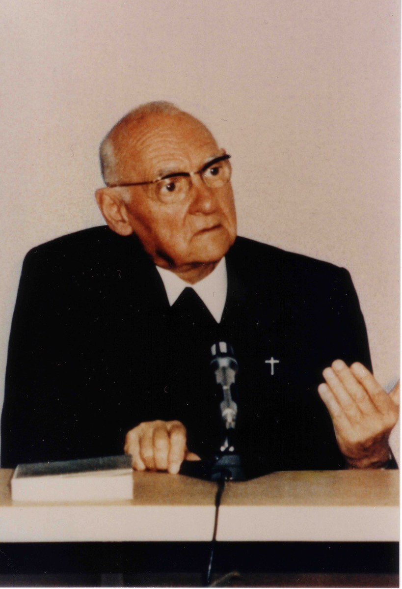 TheiosGregorios's tweet photo. «Cristo tornou-se, pela profundidade e pela maneira divina de seu sofrimento, "fundador dos mistérios" (τελετάρχης) e "sol de todas as eras", sob cujos raios a colheita do mundo amadurece gradualmente em direção à unidade em Deus. Este é o mysterium magnum do qual Paulo fala:
"Este é o grande e oculto mistério. Este é o fim bendito, a meta, por cuja causa tudo foi criado. Este era o propósito divino que existia antes do princípio de todas as coisas... Com essa meta em mente, Deus chamou à existência a natureza das coisas. Este é o limite para o qual a providência e todas as coisas que ela protege se movem, onde as criaturas realizam seu retorno a Deus. Este é o mistério que abrange todas as eras, revelando o plano supremamente infinito e infinitamente inconcebível de Deus, que existe em toda a sua grandeza antes de todas as eras... Por amor a Cristo, ou por amor ao mistério de Cristo, todas as eras e todos os seres que elas contêm tiveram seu começo e seu fim em Cristo. Pois essa síntese já havia sido concebida antes de todas as eras: a síntese do limite e do ilimitado, da medida e do imensurável, da circunscrição e do não circunscrito, do Criador com a criatura, do repouso com o movimento – essa síntese que, nestes últimos dias, tornou-se visível em Cristo, levando o plano de Deus à sua realização por meio de si mesmo," (Quaestiones ad Thalassium 60.)
De acordo com este texto, não há dúvida de que Máximo, em contraste com João Damasceno, teria se colocado ao lado de Escoto, sem hesitar, na controvérsia escolástica [posterior]: não a redenção do pecado, mas a unificação do mundo em si mesmo e com Deus é a causa motivadora última da Encarnação e, como tal, a primeira ideia do Criador, existente antes de toda a criação.»
—Hans Urs Von Balthasar - Cosmic liturgy, The Universe According to Maximus the Confessor (VI, 5).