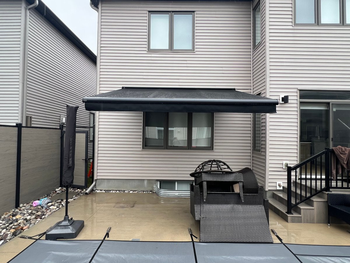 house_of_canvas's tweet photo. A smaller awning can still make a noticeable difference. This Stobag Select provides shade for the seating area while helping keep the large living room windows cooler. 

Product: Stobag Select S8130 https://t.co/86paTzkA6F