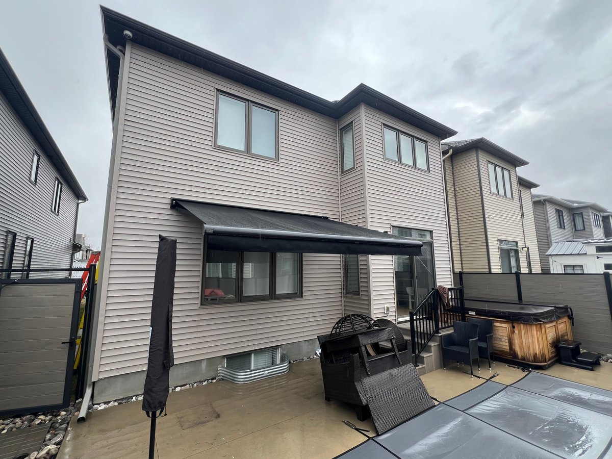 house_of_canvas's tweet photo. A smaller awning can still make a noticeable difference. This Stobag Select provides shade for the seating area while helping keep the large living room windows cooler. 

Product: Stobag Select S8130 https://t.co/86paTzkA6F