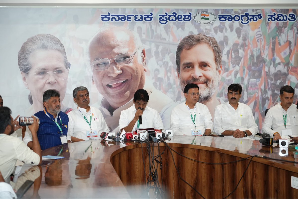 DKShivakumar's tweet photo. ಕ್ವೀನ್ಸ್‌ ರಸ್ತೆಯ ಕೆಪಿಸಿಸಿ ಕಚೇರಿಯಲ್ಲಿ ಆಯೋಜಿಸಲಾಗಿದ್ದ ಕರ್ನಾಟಕ “ಸಂಘಟನಾ ಸೃಜನ್‌ ವೀಕ್ಷಕರ” ಸಭೆಯಲ್ಲಿ ಎಐಸಿಸಿ ಪ್ರಧಾನ ಕಾರ್ಯದರ್ಶಿಗಳಾದ ಶ್ರೀ ಕೆ.ಸಿ. ವೇಣುಗೋಪಾಲ್‌, ರಾಜ್ಯ ಉಸ್ತುವಾರಿಗಳಾದ ಶ್ರೀ ರಣದೀಪ್‌ ಸಿಂಗ್‌ ಸುರ್ಜೇವಾಲ, ಸಿಡಬ್ಲ್ಯೂಸಿ ಸದಸ್ಯರಾದ ಶ್ರೀ ಸಿದ್ದರಾಮಯ್ಯ ಹಾಗೂ ಕೆಪಿಸಿಸಿ ಅಧ್ಯಕ್ಷರಾದ ಶ್ರೀ ಬಿ.ಕೆ. ಹರಿಪ್ರಸಾದ್‌ ಅವರೊಂದಿಗೆ ಭಾಗವಹಿಸಿದೆ.