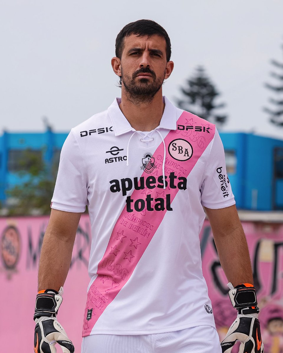 sportboys's tweet photo. Olímpicos para la eternidad. ♾️

Esta camiseta conmemorativa revive el legado de nuestros rosados que representaron al Perú en Berlín 1936. 🩷

#VamosBoysTodaLaVida https://t.co/198bUlj25d