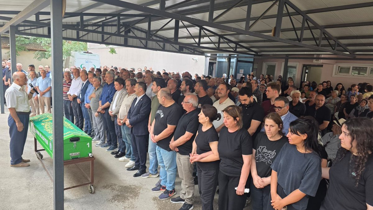 YS_Turkoglu's tweet photo. Evrensel Sevgi Derneği geçmiş dönem başkanlarından Ali Rıza Bey'in Muhterem babası Ali Haydar Asildoğan dedemize son vazifemizi il başkanımız İsmail Kaya (@ismailkaya_16) ilçe başkanımız İsmail Seyis (@smailSeyis4) ile birlikte yerine getirdik. Allah rahmet eylesin. https://t.co/HgE7tqq8pD