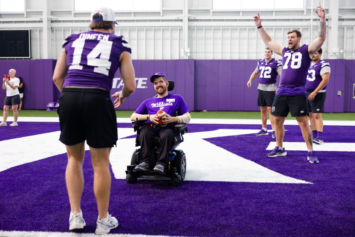 KStateFB's tweet photo. A game for everyone 🏈

Spent some quality friends and football time with @sokansas

📸 https://t.co/Ruii7NA66h // #EMAW https://t.co/5Z4lJ2d5pU
